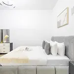Modern 2Br Glowing Palm Trees Near Downtown