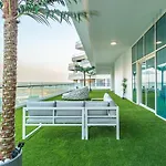 Modern 2Br Glowing Palm Trees Near Downtown