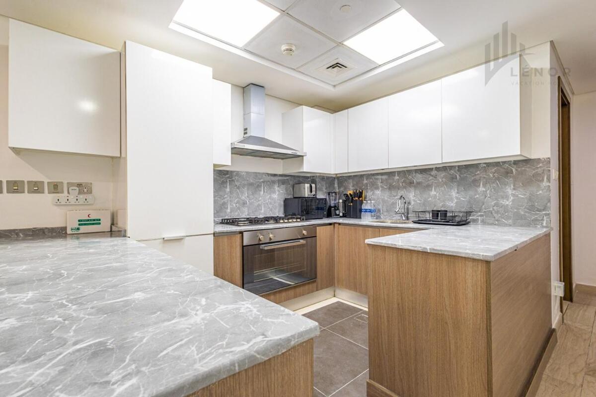 Modern 2br Glowing Palm Trees Near Downtown