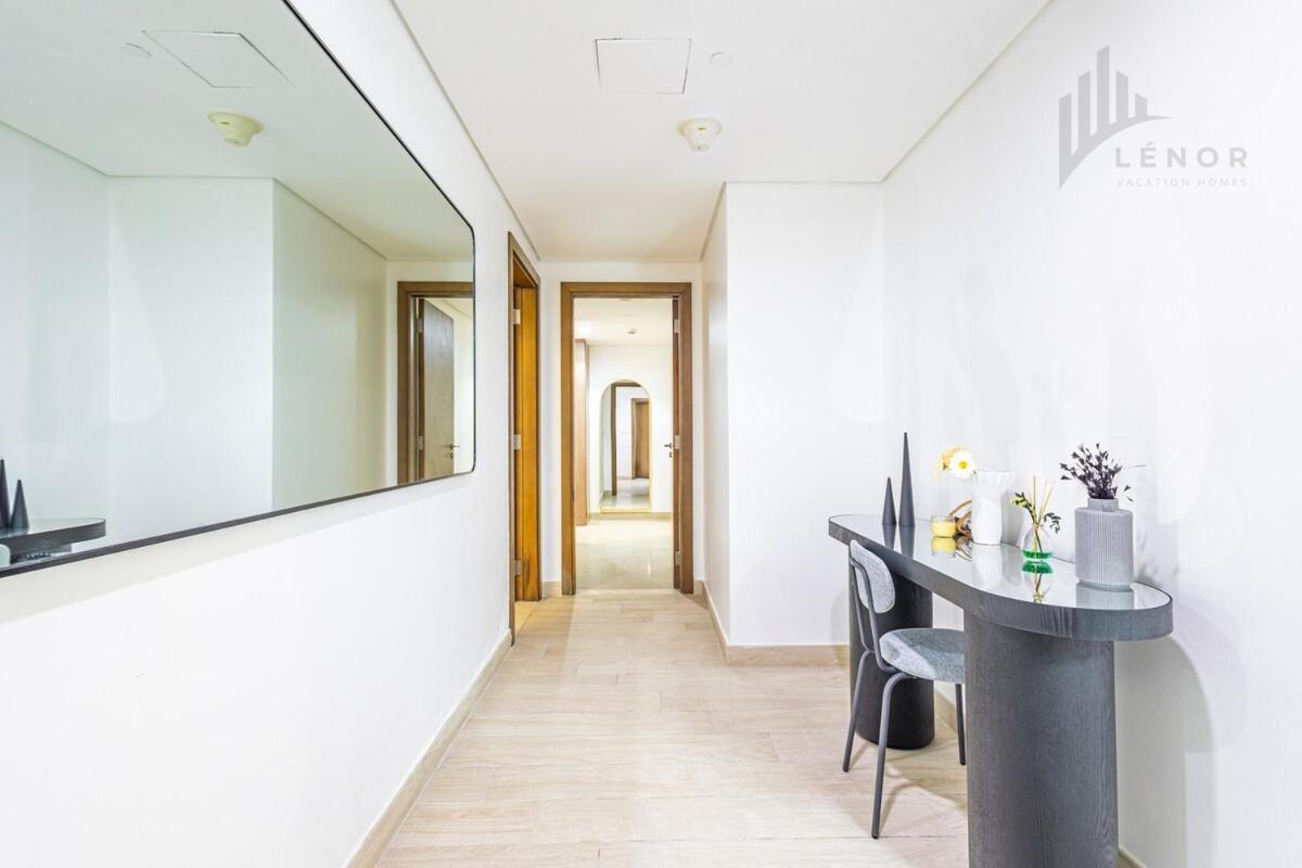 Modern 2br Glowing Palm Trees Near Downtown Apartment