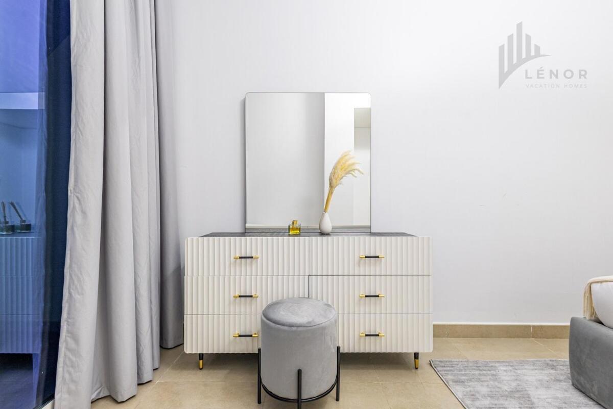 Apartment Modern 2br Glowing Palm Trees Near Downtown Dubai