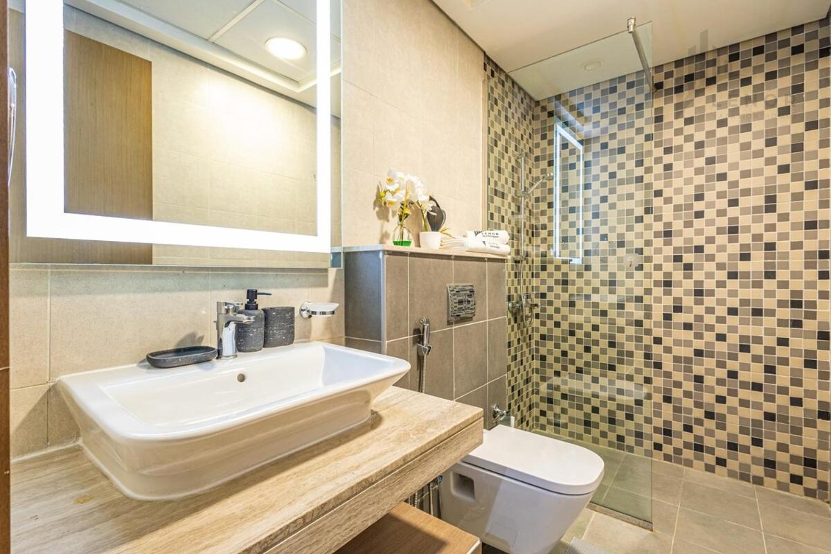 Apartment Modern 2br Glowing Palm Trees Near Downtown Dubai